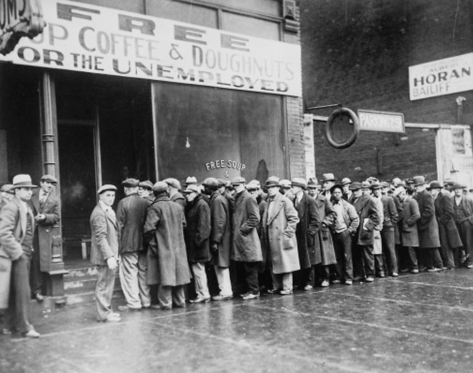 “Hombres desempleados hicieron cola afuera de un comedor de depresión abierto en Chicago por Al Capone”, febrero de 1931. Wikimedia, http://commons.wikimedia.org/wiki/File:Unemployed_men_queued_outside_a_depression_soup_kitchen_opened_in_Chicago_by_Al_Capone,_02-1931_-_NARA_-_541927.jpg.