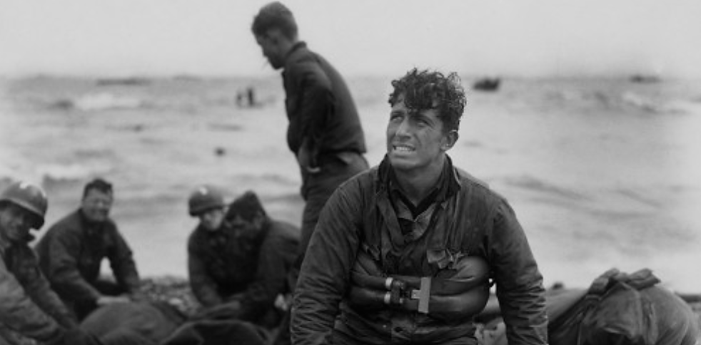 Walter Rosenblum, “D Day Rescue, Omaha Beach”, vía Biblioteca del Congreso.