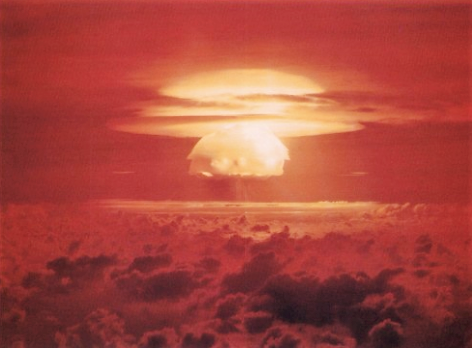 En respuesta a la prueba de la Unión Soviética de una bomba de pseudo-hidrógeno en 1953, Estados Unidos inició Castle Bravo, la primera prueba estadounidense de una bomba de hidrógeno, combustible seco. Detonado el 1 de marzo de 1954, fue el dispositivo nuclear más poderoso jamás probado por Estados Unidos, pero los efectos fueron más espantosos de lo esperado, causando lluvia nuclear e intoxicación por radiación en las cercanas islas del Pacífico. Fotografía, 1 de marzo de 945. Wikimedia, http://commons.wikimedia.org/wiki/File:Castle_Bravo_Blast.jpg.