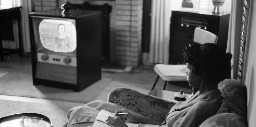 “Fotografía muestra a una niña afroamericana de secundaria siendo educada vía televisión durante el periodo en que las escuelas Little Rock estuvieron cerradas para evitar la integración”. 1958. Fotografía de Thomas J. O'Halloran. Biblioteca del Congreso (LC-U9- 1525F-28).