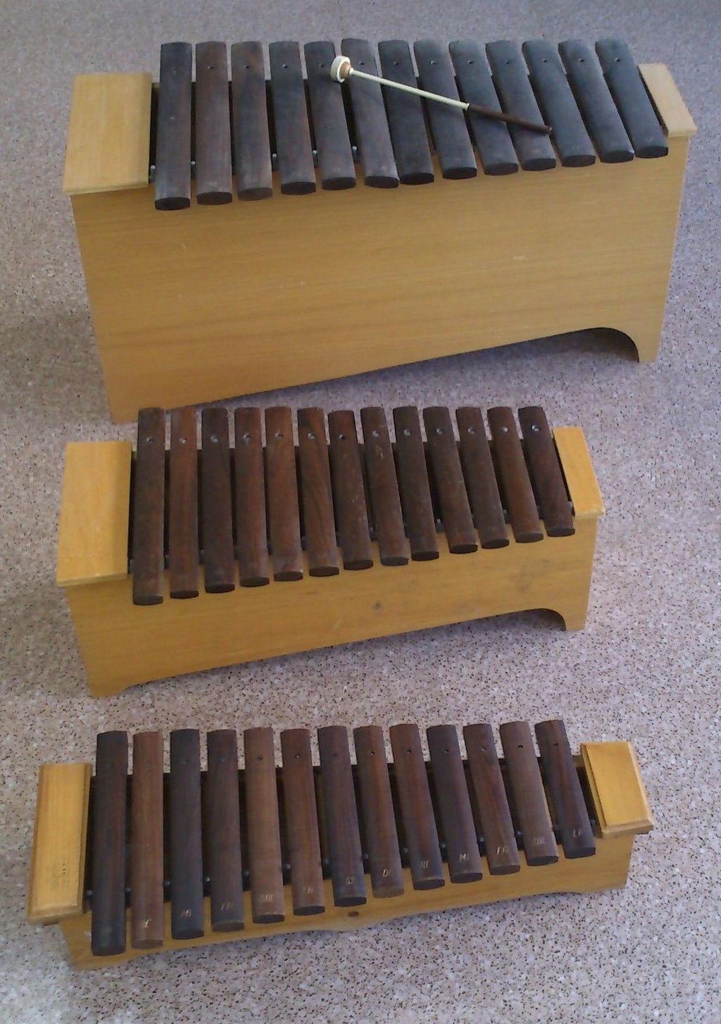 3 sizes of xylophone