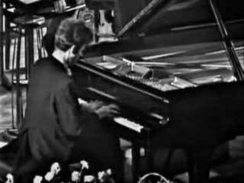 Thumbnail for the embedded element "Rachmaninoff Piano Concerto No. 2 - Van Cliburn - Part 1"