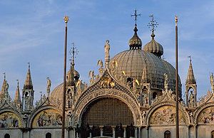 San Marco por la noche. El amplio y resonante interior fue una de las inspiraciones para la música de la Escuela Veneciana.