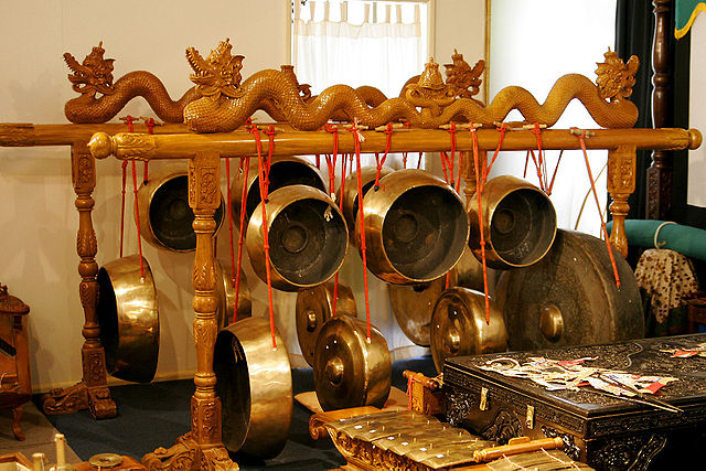 Una colección de gong en un conjunto gamelano de instrumentos — Embajada de Indonesia en Canberra