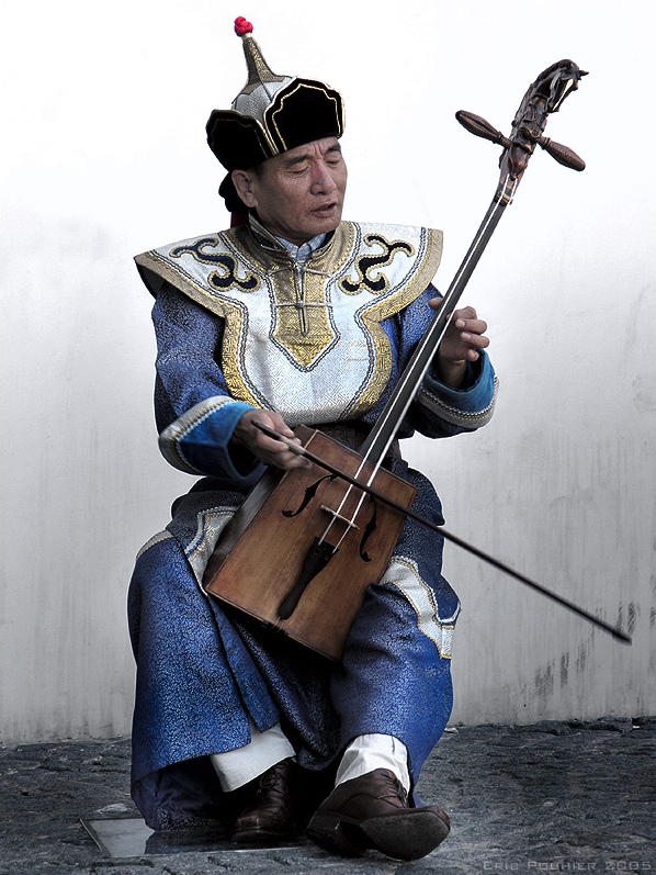 Un mongol interpretando al morin khuur.
