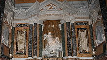 Interior de la Capilla Cornaro, iglesia de Santa Maria della Vittoria, Roma incluyendo los retratos de Cornaro, pero omitiendo las partes inferiores de la capilla.