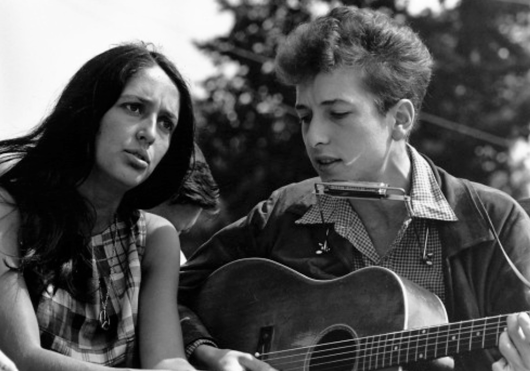 Epitomizing the folk music and protest culture of 1960s youth, Joan Baez and Bob Dylan are pictured here singing together at the March on Washington in 1963. Photograph, Wikimedia, http://upload.wikimedia.org/Wikipedia/commons/3/33/Joan_Baez_Bob_Dylan.jpg.