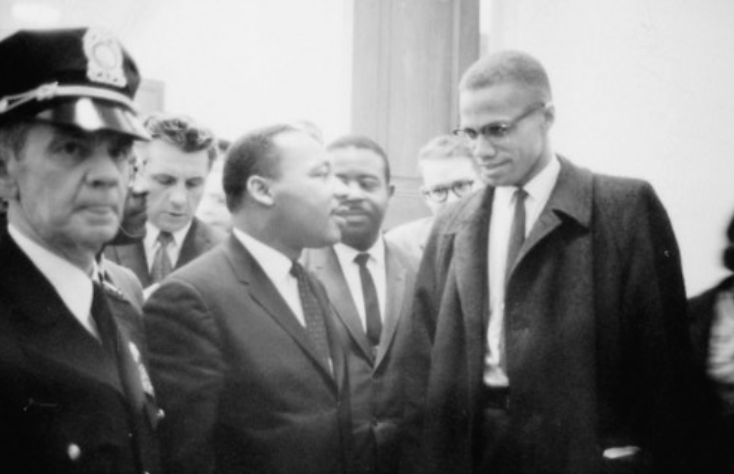Al igual que Booker T. Washington y W.E.B. Du Bois antes que ellos, Martin Luther King, Jr., y Malcolm X representaron dos estilos de elevación racial manteniendo el mismo objetivo general de poner fin a la discriminación racial. Cómo llegarían a esa meta es donde divergieron los hombres. Marion S. Trikosko, “[Martin Luther King y Malcolm X esperando conferencia de prensa]”, 26 de marzo de 1964. Biblioteca del Congreso, http://www.loc.gov/pictures/item/92522562/.