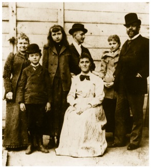 Figura 1. Dvořák con su familia y amigos en Nueva York en 1893. De izquierda a derecha: su esposa Anna, hijo Antonín, Sadie Siebert, Josef Jan Kovařík, madre de Sadie Siebert, hija Otilie, Antonín Dvořák