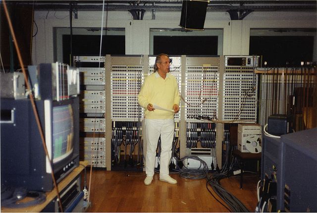 Figura 1. Karlheinz Stockhausen en el Estudio de Música Electrónica de WDR, Colonia, en 1991