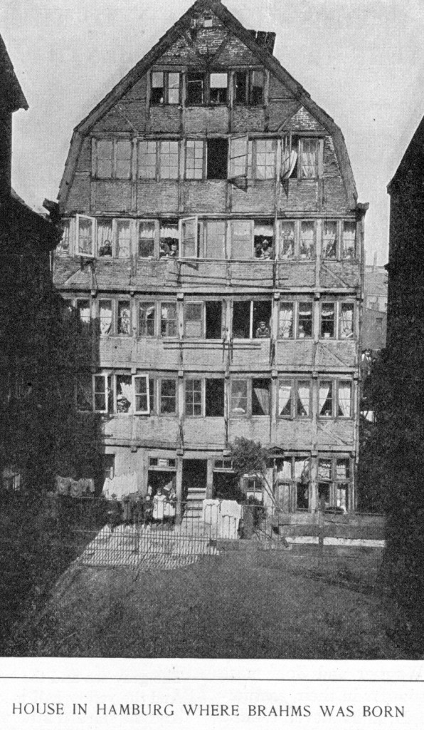 Figura 2. Fotografía de 1891 del edificio en Hamburgo donde nació Brahms. La familia de Brahms ocupaba parte del primer piso (segundo piso a los estadounidenses), detrás de las dos ventanas dobles del lado izquierdo. El edificio fue destruido por bombardeos en 1943.