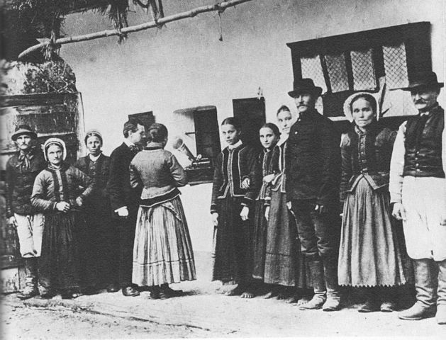 Figura 2. Béla Bartók usando un gramófono para grabar canciones folclóricas cantadas por campesinos en lo que hoy es Eslovaquia.