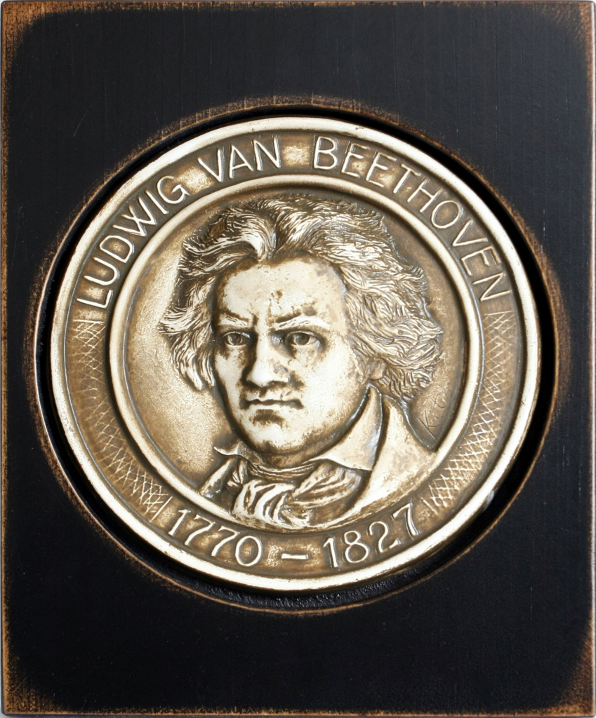 Figura 5. Un medallón moderno con la cara de Beethoven
