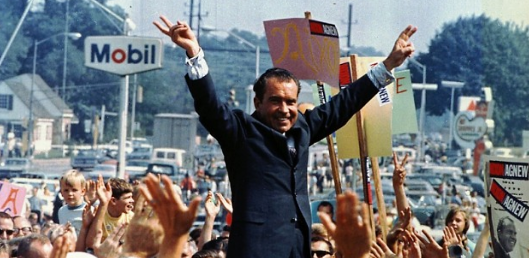 Richard Nixon hace campaña en Filadelfia durante las elecciones presidenciales de 1968. Archivos Nacionales vía Wikimedia