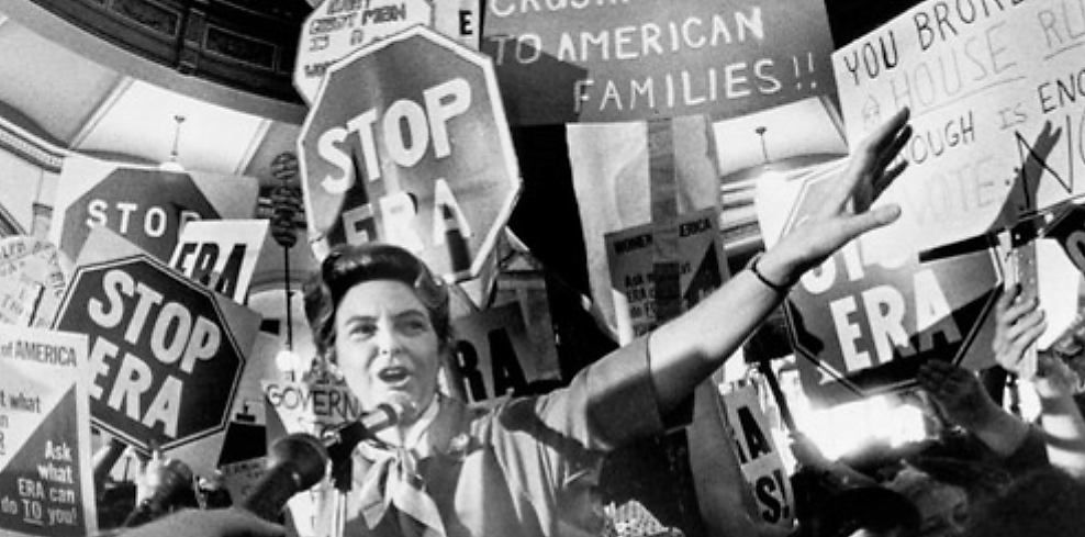 La activista Phyllis Schlafly hace campaña contra la Enmienda de Igualdad de Derechos en 1978. Bettmann/Corbis.