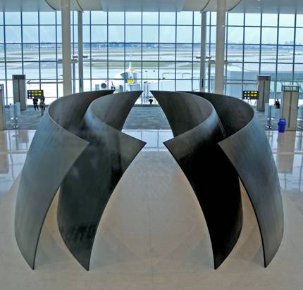 Richard Serra, Esferas inclinadas, 2002 — 04, acero Cor-ten, 14' x 39' x 22'. Aeropuerto Internacional Pearson, Toronto, Canadá.