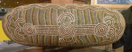 Coolamon aborigen australiano de madera blanda con diseño de pintura acrílica.