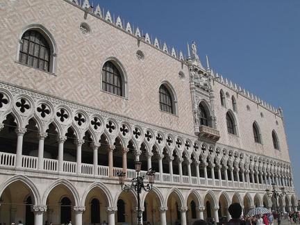 El Palacio Ducal, 1309 d.C., visto desde la Plaza de San Marcos, Venecia, Italia.