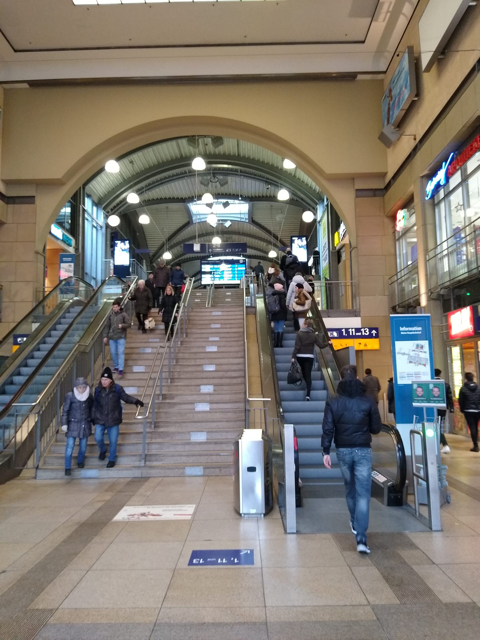 Mainz-Hauptbahnhof-Eingangshalle-scaled-1.jpg