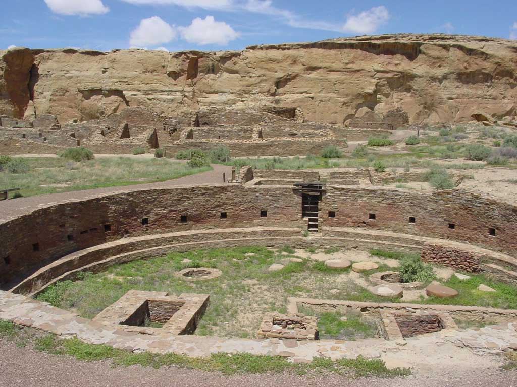 Photograph of the ruins of Chetro Ketl in Chaco Canyon (New Mexico, United States); shown is the complex's great kiva.
