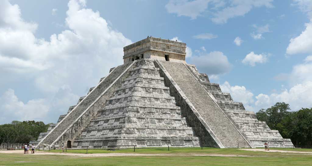 Photograph of the ruins of the El Castillo (pyramid of Kukulcán) in Chichén Itzá