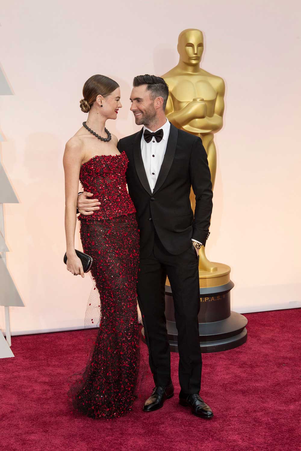 Photo of actors Behati Prinsloo and Adam Levine at the 2015 Oscars.