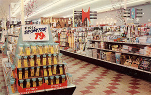 Photo of two aisles in a Piggly Wiggly supermarket in the 1950s. Central in the frame is an end-cap display of Pyrex Decantors for 79 cents.