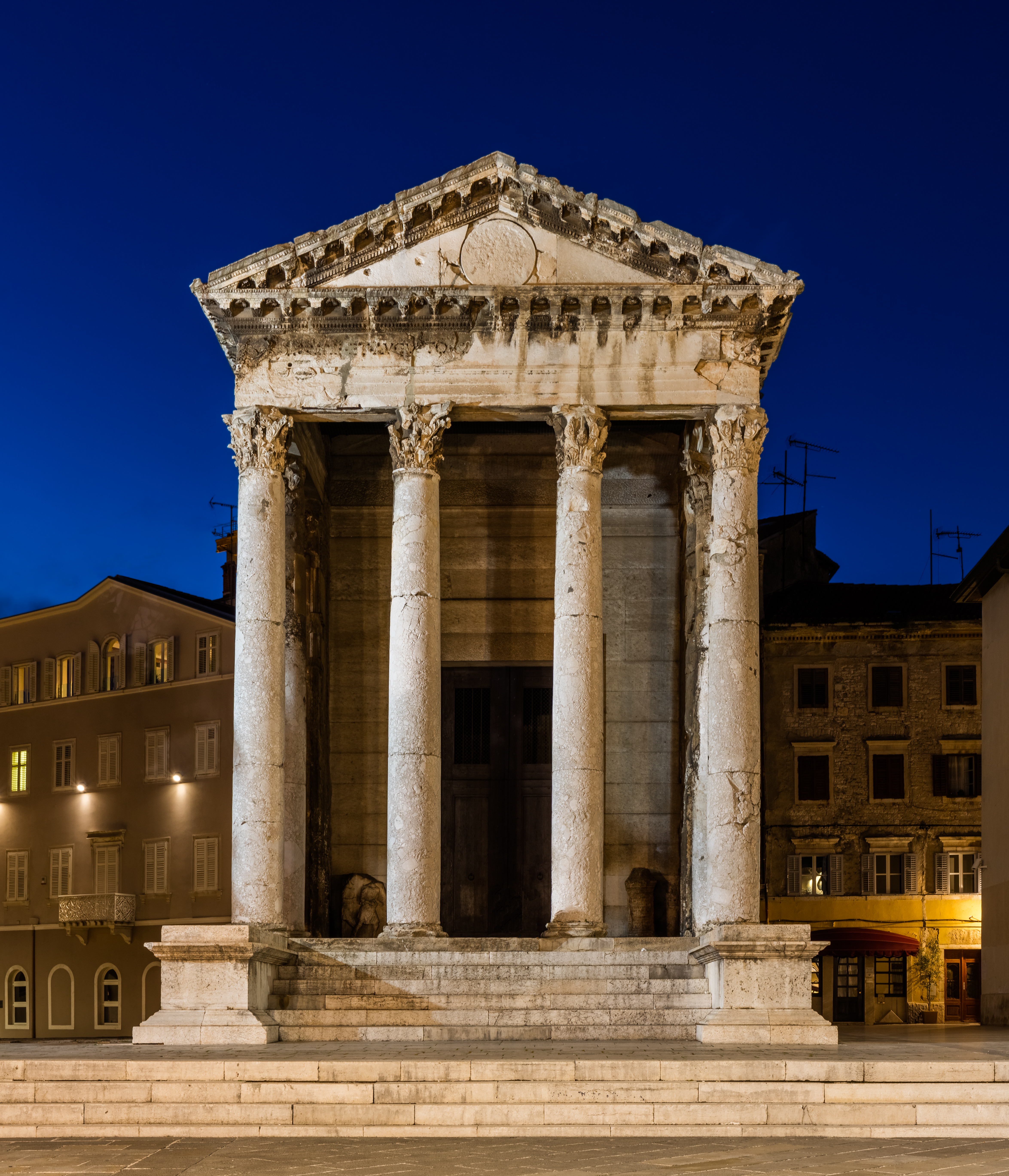 Templo_de_Augusto,_Pula,_Croacia,_2017-04-17,_DD_71-73_HDR.jpg