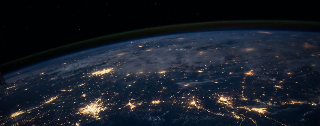 Tierra desde el espacio, con ciudades iluminadas y en red