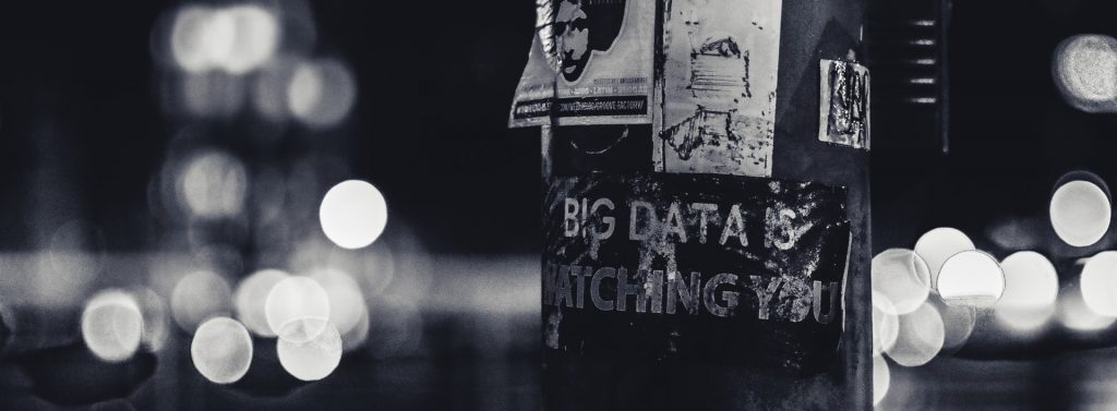 Un letrero en una farola dice “Big data te está mirando”