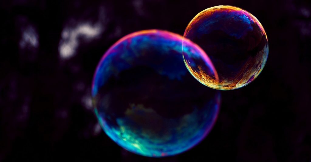 Burbujas flotando una junto a la otra