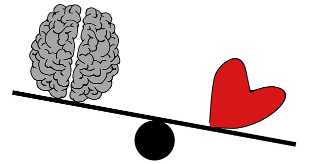 Ilustración de un corazón que pesa más que un cerebro en una escala