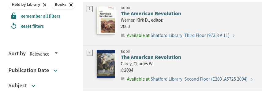 Resultados de OneSearch que muestran dos libros de Revolución Americana con su estado de disponibilidad.