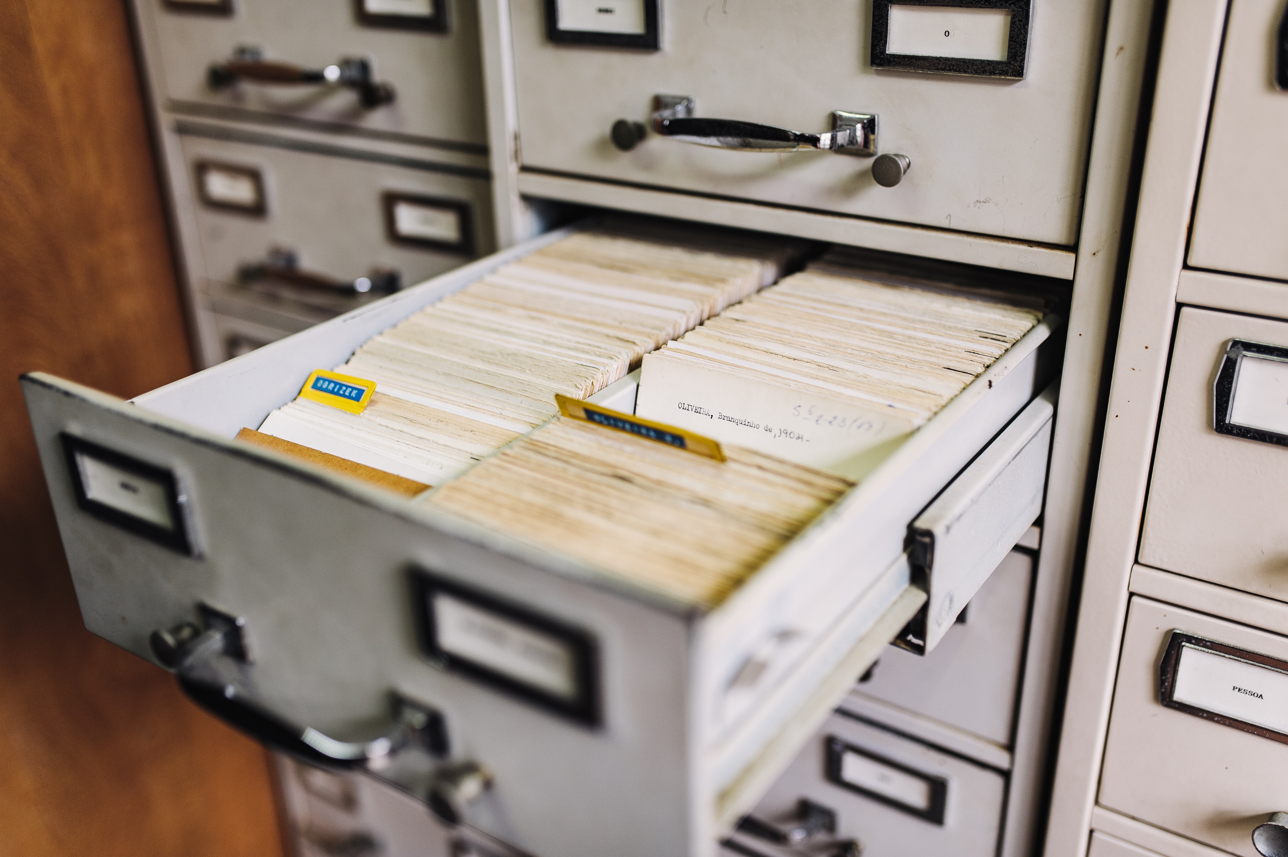 फाइलिंग कैबिनेट में एक खुला दराज, फाइलों से भरा