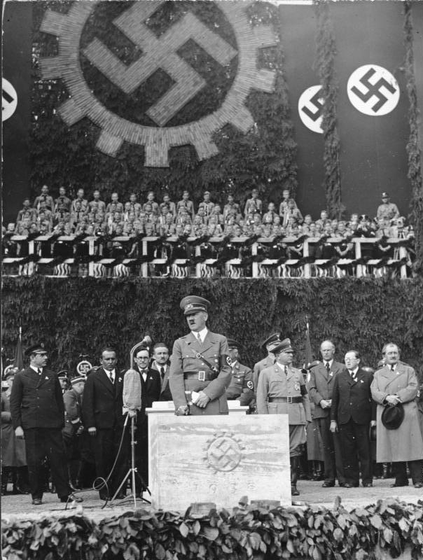 Adolf Hitler poniendo la primera piedra de la fábrica de Volkswagen