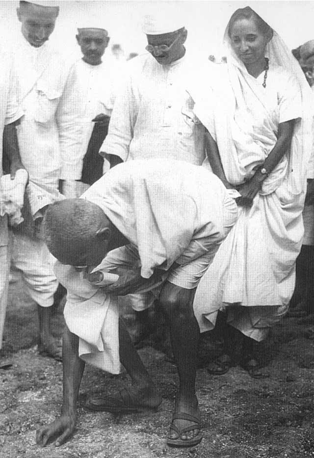 Gandhi recogiendo sal