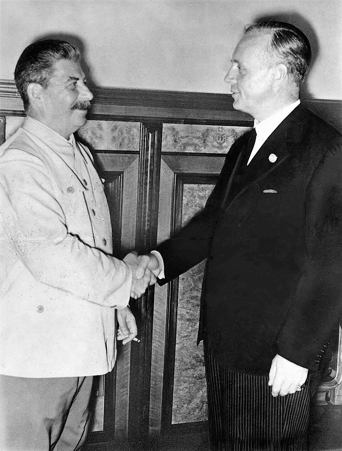 Stalin y el canciller alemán Ribbentrop