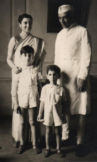 Indira_Gandhi_Jawaharlal_Nehru_Rajiv_Gandhi_and_Sanjay_Gandhi.jpg