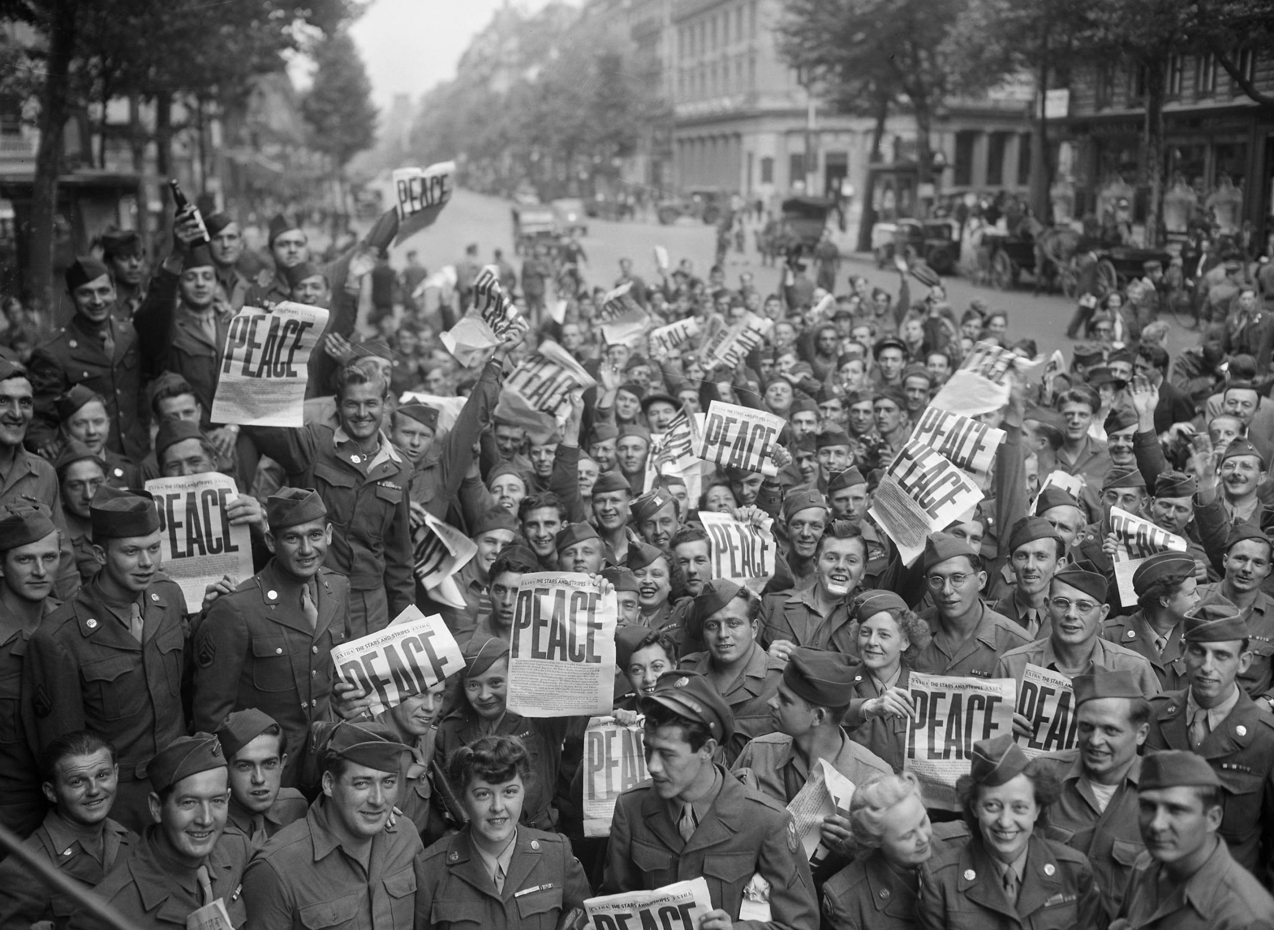 Militares aliados en París celebrando el Día V-J el 15 de agosto de 1945