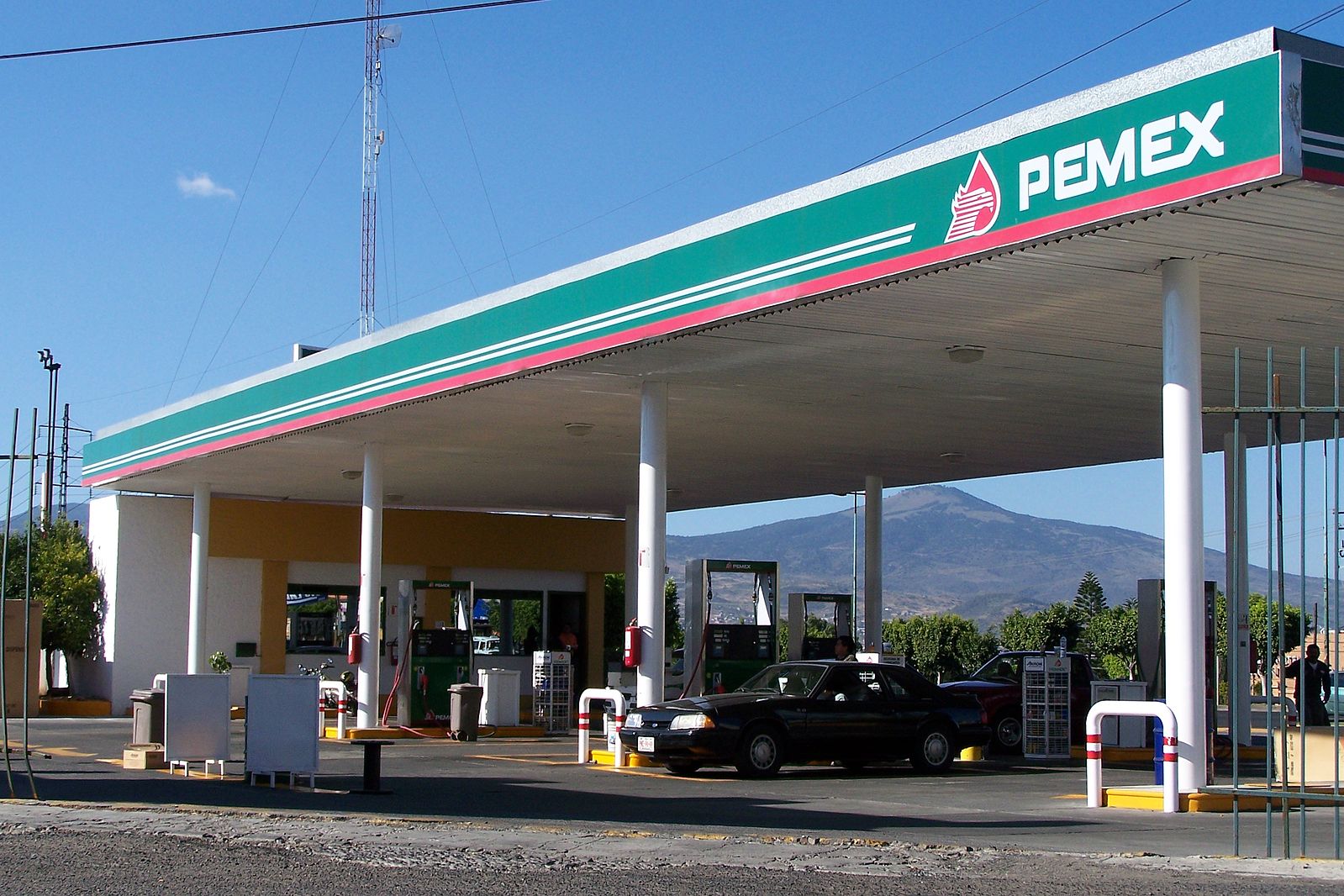 1599px-Pemex_gas_station.jpg