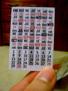 A mini calendar card in Spanish
