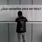 To need. The image is a poster that reads: Que necesitas para ser feliz