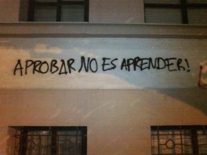 Graffiti says "aprobar no es aprender!"
