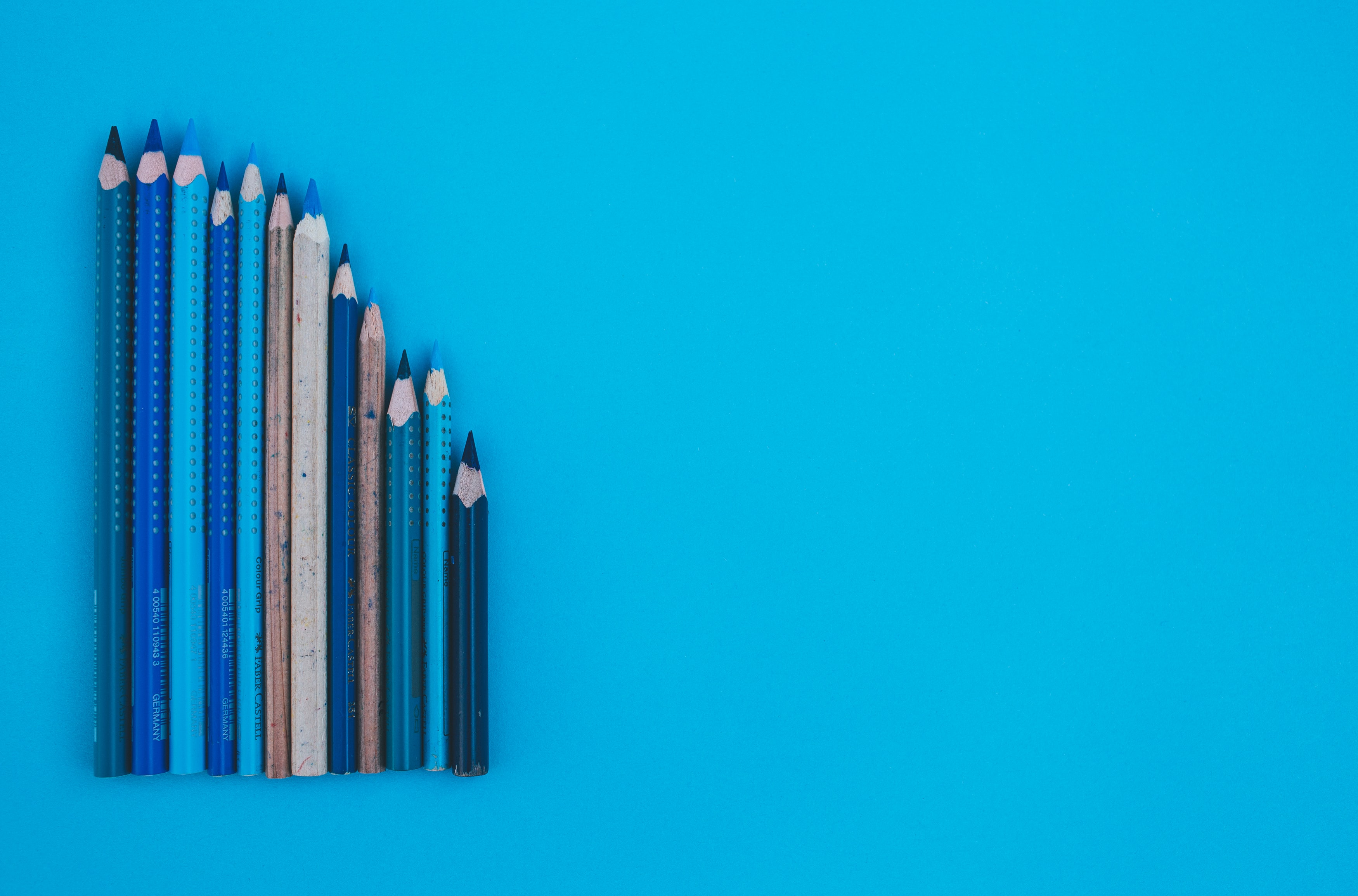Une gamme de crayons de différentes longueurs.