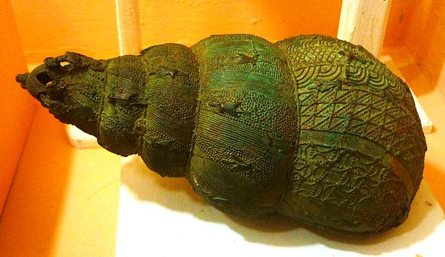 640px-Bronze_ceremonial_vessel_in_form_of_a_snail_shell,_9th_century,_Igbo-Ukwu,_Nigeria.jpg