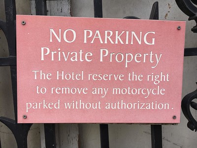 एक संकेत में लिखा है “होटल बिना अनुमति के पार्क की गई किसी भी मोटरसाइकिल को हटाने का अधिकार सुरक्षित रखता है।”