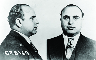 Una foto de la foto muestra vistas frontales y laterales de Al Capone.