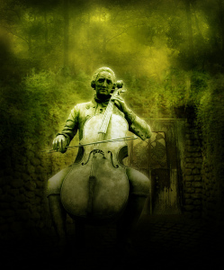Foto de una estatua: hombre sentado en banco, tocando un violonchelo. La foto es de enfoque suave y de color verde