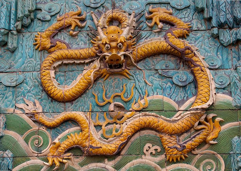 Primer plano del Muro de los Nueve Dragones de Pekín hecho de baldosa cerámica