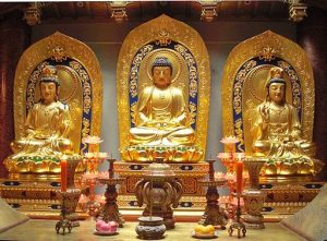 Amitabha Buda con sus asistentes Avalokitesvara Bodhisattva, y Mahastamaprapta Bodhisattva. Hangzhou, provincia de Zhejiang,